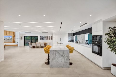 House in Miami, Florida 6 bedrooms, 381.64 sq.m. № 2031791 - photo 12