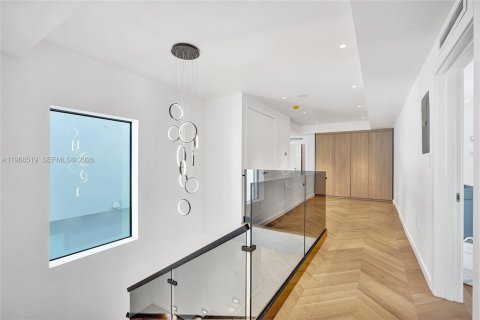 House in Miami, Florida 6 bedrooms, 381.64 sq.m. № 2031791 - photo 27