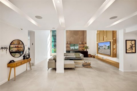 House in Miami, Florida 6 bedrooms, 381.64 sq.m. № 2031791 - photo 16