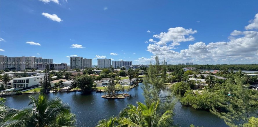 Condominio en Sunny Isles Beach, Florida, 3 dormitorios № 1951327