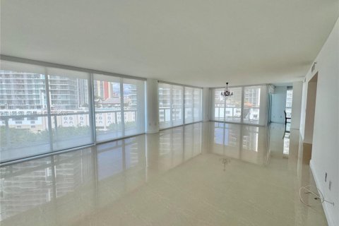 Condominio en alquiler en Sunny Isles Beach, Florida, 3 dormitorios, 217.39 m2 № 1951327 - foto 4