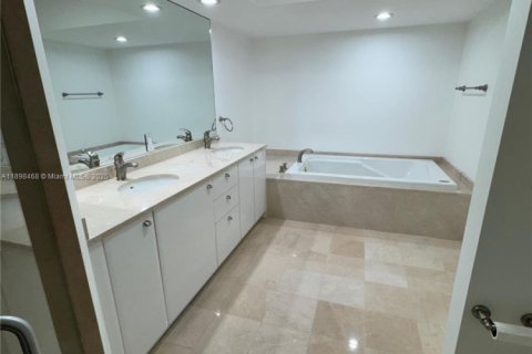 Condominio en alquiler en Sunny Isles Beach, Florida, 3 dormitorios, 217.39 m2 № 1951327 - foto 21