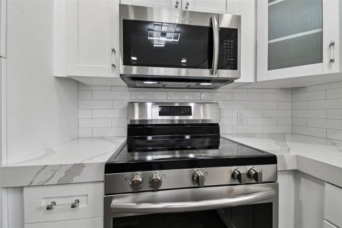 Condo in Tampa, Florida, 3 bedrooms № 2200314 - photo 12