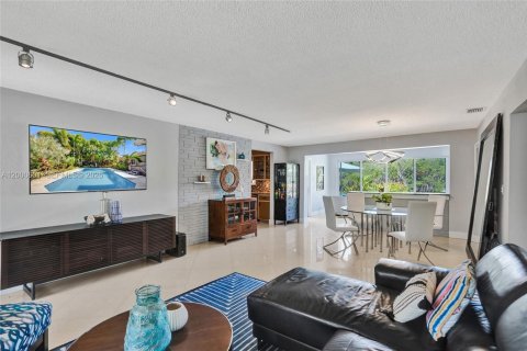 Снять в аренду виллу или дом в Уилтон-Мэнорс, Флорида 3 спальни, 148.27м2, № 2065091 - фото 4