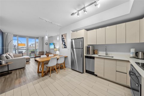 Condominio en venta en Hallandale Beach, Florida, 2 dormitorios, 95.69 m2 № 1969346 - foto 7