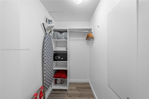 Condominio en venta en Hallandale Beach, Florida, 2 dormitorios, 95.69 m2 № 1969346 - foto 27