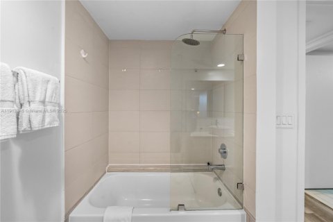 Condominio en venta en Hallandale Beach, Florida, 2 dormitorios, 95.69 m2 № 1969346 - foto 23