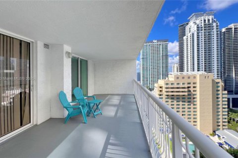 Condo in Miami, Florida, 1 bedroom  № 1944590 - photo 11