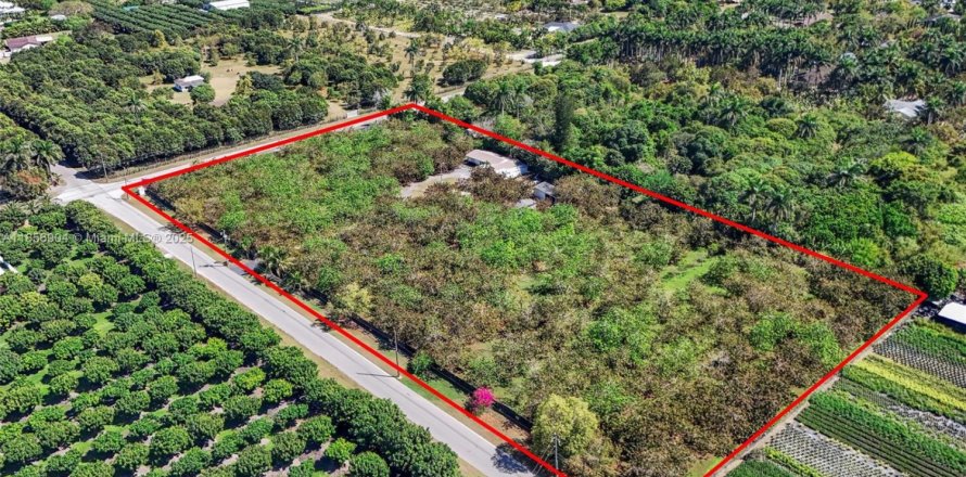 Commercial property in Homestead, Florida № 1978189