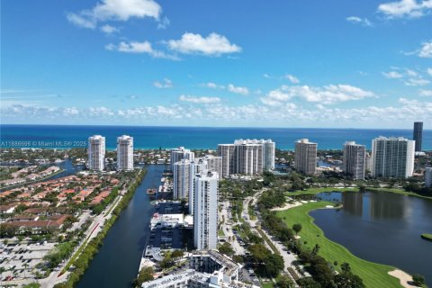 Condominio en alquiler en Aventura, Florida, 2 dormitorios, 100.24 m2 № 1932767 - foto 1