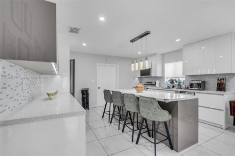 House in Miami, Florida 3 bedrooms, 139.35 sq.m. № 1955889 - photo 6