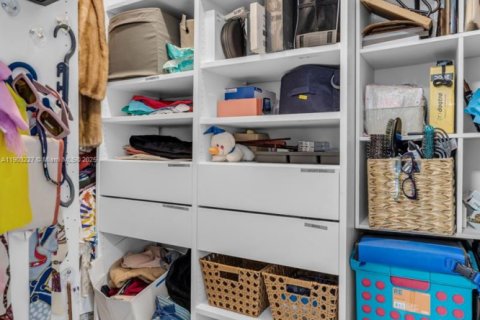 House in Miami, Florida 3 bedrooms, 139.35 sq.m. № 1955889 - photo 12