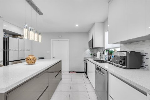 House in Miami, Florida 3 bedrooms, 139.35 sq.m. № 1955889 - photo 7