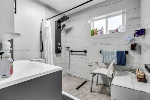 House in Miami, Florida 3 bedrooms, 139.35 sq.m. № 1955889 - photo 13