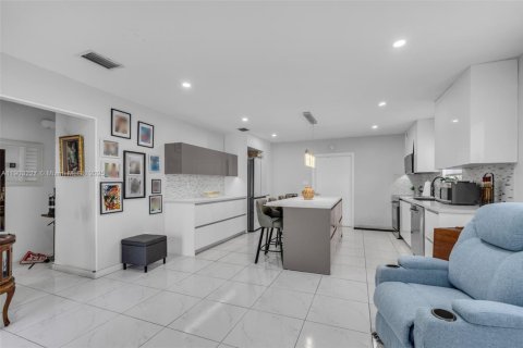 House in Miami, Florida 3 bedrooms, 139.35 sq.m. № 1955889 - photo 5