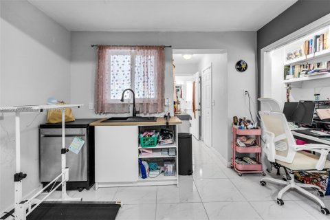 House in Miami, Florida 3 bedrooms, 139.35 sq.m. № 1955889 - photo 18