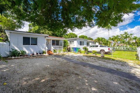 House in Miami, Florida 3 bedrooms, 139.35 sq.m. № 1955889 - photo 2