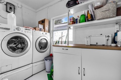 House in Miami, Florida 3 bedrooms, 139.35 sq.m. № 1955889 - photo 15