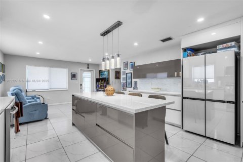 House in Miami, Florida 3 bedrooms, 139.35 sq.m. № 1955889 - photo 1