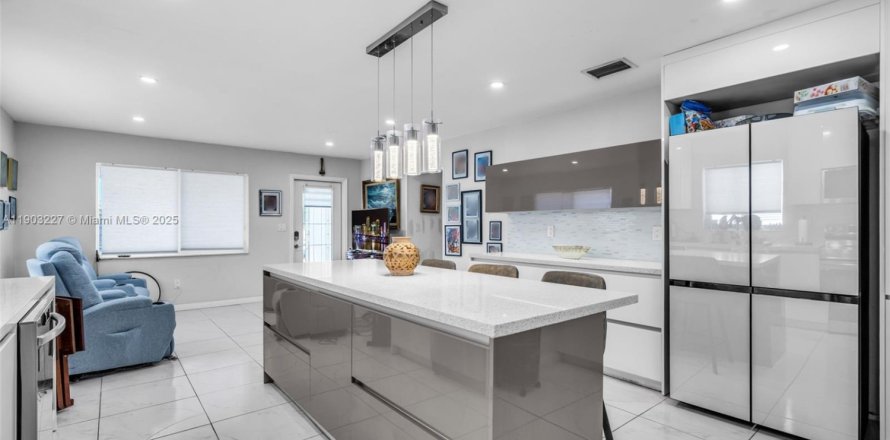 House in Miami, Florida 3 bedrooms, 139.35 sq.m. № 1955889
