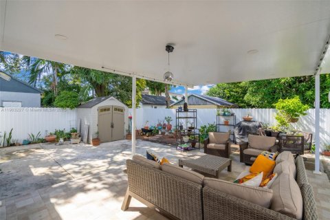 House in Miami, Florida 3 bedrooms, 139.35 sq.m. № 1955889 - photo 23