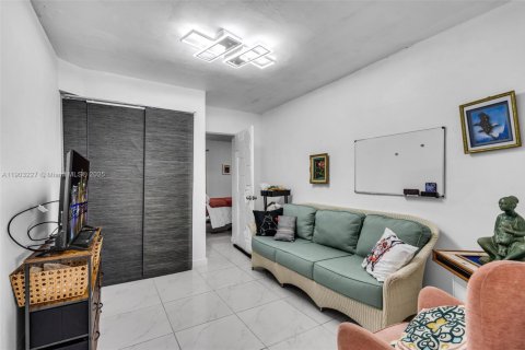 House in Miami, Florida 3 bedrooms, 139.35 sq.m. № 1955889 - photo 14