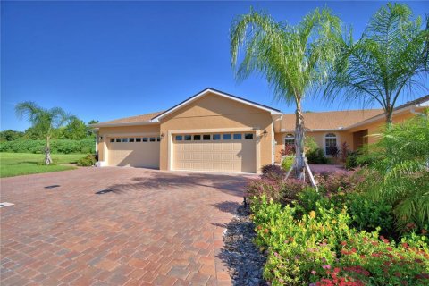 House in Winter Haven, Florida 2 bedrooms, 108.14 sq.m. № 1912601 - photo 1