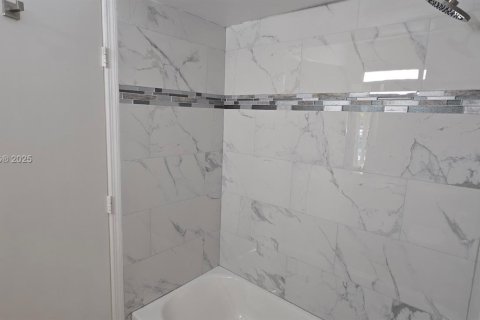 Villa ou maison à louer à Boca Raton, Floride: 2 chambres, 96.53 m2 № 1972847 - photo 8