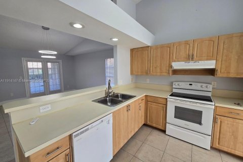 Villa ou maison à louer à Boca Raton, Floride: 2 chambres, 96.53 m2 № 1972847 - photo 2