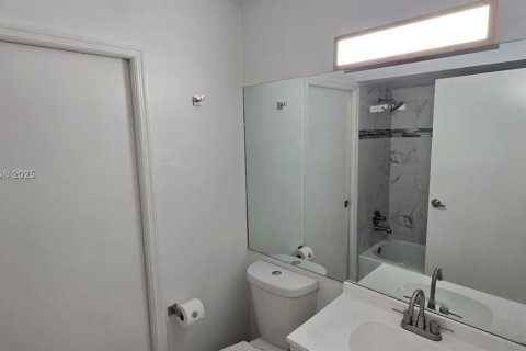 Villa ou maison à louer à Boca Raton, Floride: 2 chambres, 96.53 m2 № 1972847 - photo 7