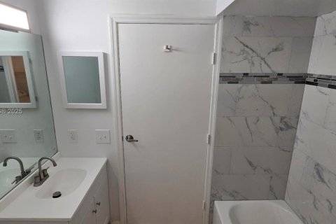 Villa ou maison à louer à Boca Raton, Floride: 2 chambres, 96.53 m2 № 1972847 - photo 6