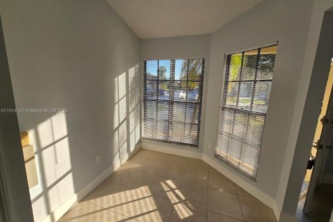 Villa ou maison à louer à Boca Raton, Floride: 2 chambres, 96.53 m2 № 1972847 - photo 3