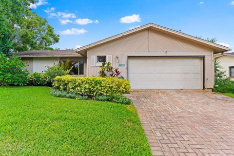 House in Palm Harbor, Florida 2 bedrooms, 115.94 sq.m. № 1869036 - photo 1