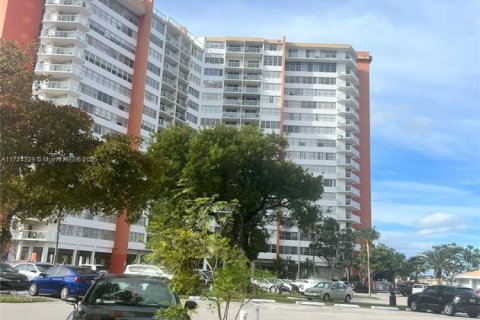 Купить кондоминиум в Майами, Флорида 1 спальня, 74.41м2, № 1957410 - фото 2