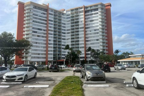 Купить кондоминиум в Майами, Флорида 1 спальня, 74.41м2, № 1957410 - фото 1