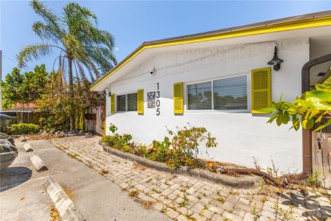 Villa ou maison à louer à Fort Lauderdale, Floride: 2 chambres, 152.64 m2 № 1896761 - photo 1