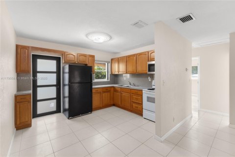 Villa ou maison à louer à Fort Lauderdale, Floride: 2 chambres, 152.64 m2 № 1896761 - photo 8