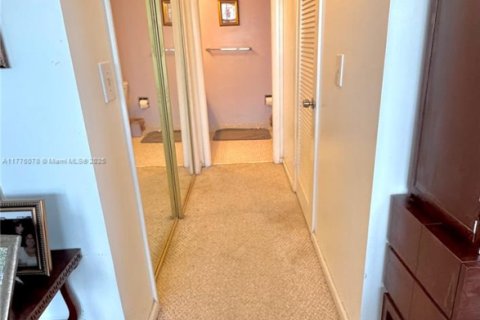 Condo in Bay Harbor Islands, Florida, 2 bedrooms  № 1730869 - photo 22