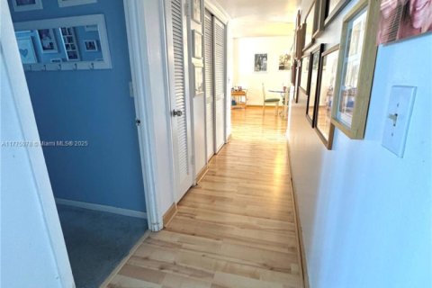 Condo in Bay Harbor Islands, Florida, 2 bedrooms  № 1730869 - photo 26