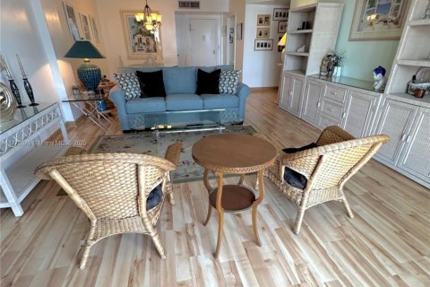 Condo in Bay Harbor Islands, Florida, 2 bedrooms  № 1730869 - photo 10