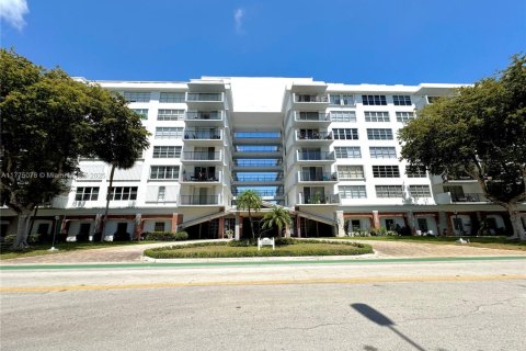 Condo in Bay Harbor Islands, Florida, 2 bedrooms  № 1730869 - photo 1