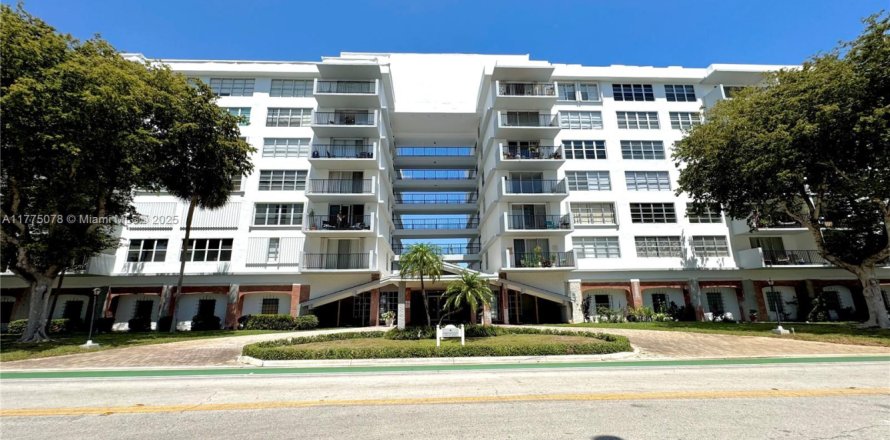 Condo in Bay Harbor Islands, Florida, 2 bedrooms  № 1730869
