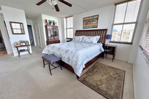 Condo in Bay Harbor Islands, Florida, 2 bedrooms  № 1730869 - photo 20