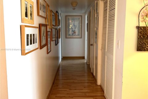 Condo in Bay Harbor Islands, Florida, 2 bedrooms  № 1730869 - photo 17