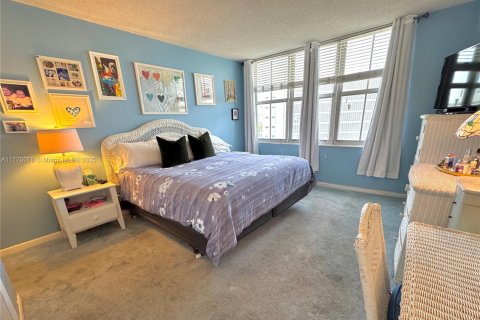 Condo in Bay Harbor Islands, Florida, 2 bedrooms  № 1730869 - photo 27