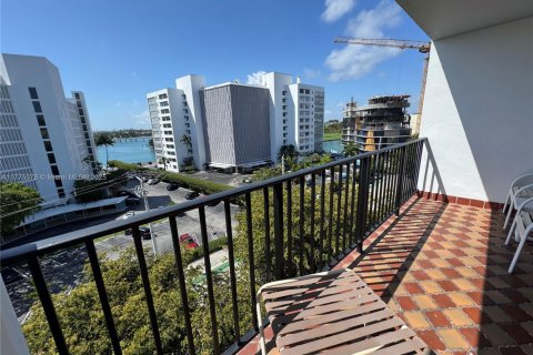 Condo in Bay Harbor Islands, Florida, 2 bedrooms  № 1730869 - photo 7