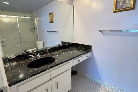 Condo in Bay Harbor Islands, Florida, 2 bedrooms  № 1730869 - photo 23