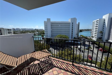 Condo in Bay Harbor Islands, Florida, 2 bedrooms  № 1730869 - photo 4