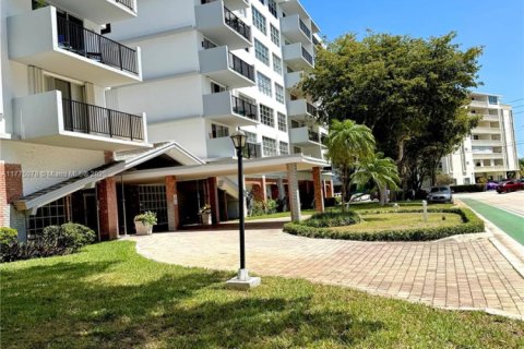 Condo in Bay Harbor Islands, Florida, 2 bedrooms  № 1730869 - photo 3