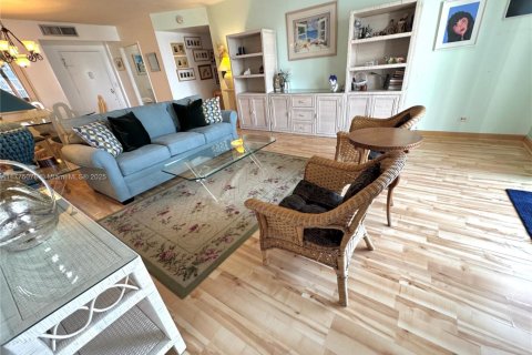 Condo in Bay Harbor Islands, Florida, 2 bedrooms  № 1730869 - photo 11